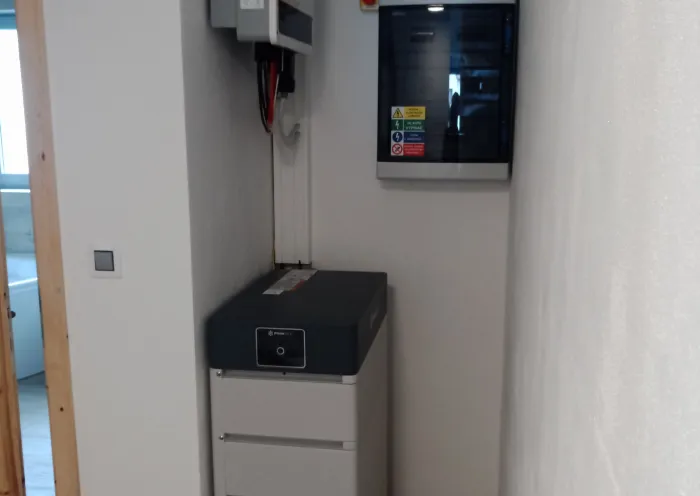 Orientace panelů jih/západ, velikost FVE 6,72 kWp, střídač 8 kW, baterie 17.4 kWh Rodinný dům s tepelným čerpadlem. Roční spotřeba kolem 7-8 MWh/rok.