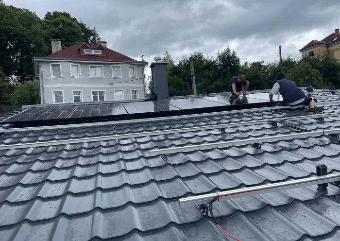 Průběh instalace FVE na rodinném domě o výkonu 10kWp a střídač goodwe 10kW, baterie o kapacitě 17,8kWh