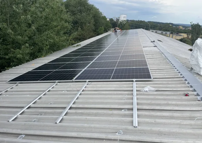 Montáž FVE panelů na plechové střeše o výkonu 25 kWp, Cheb