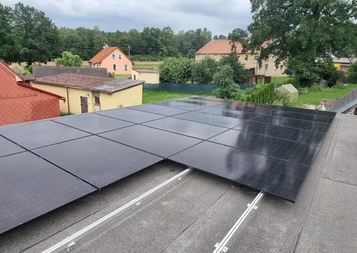 Montáž FVE panelů na doplňkové stavbě (garáž) k rodinnému domu