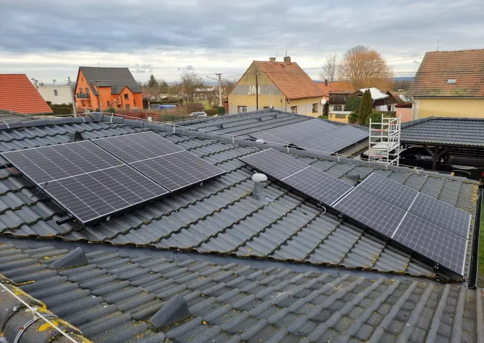 Montáž FVE panelů na členité střeše, Cheb, Lipová