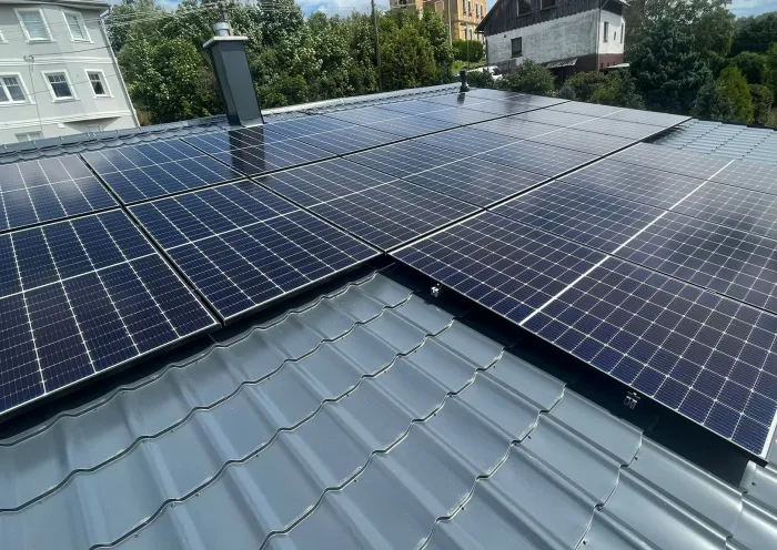Fotovoltaické elektrárny TERCOM, rozložení panelů na střeše rodinného domu